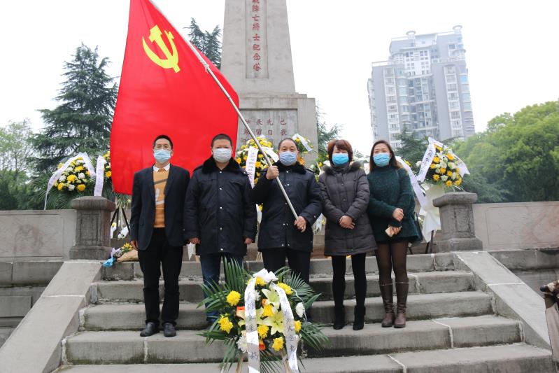 湘北汽運黨支部主題黨日活動，緬懷抗日英烈，祭掃墓地，敬獻花籃。