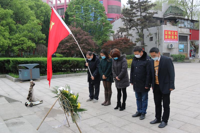 湘北汽運黨支部主題黨日活動，緬懷抗日英烈，祭掃墓地，敬獻花籃。